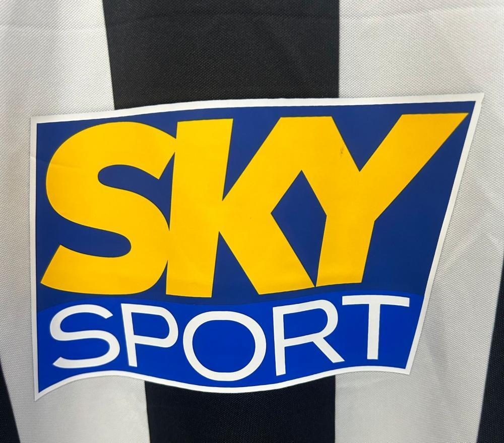 Man's Retro Jersey Juventus Team Home - 2004/05