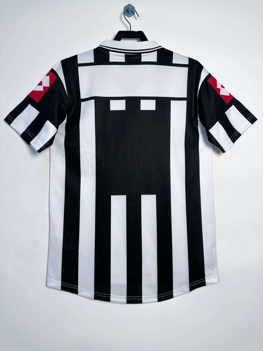 Man's Retro Jersey Juventus Team Home - 2001/02