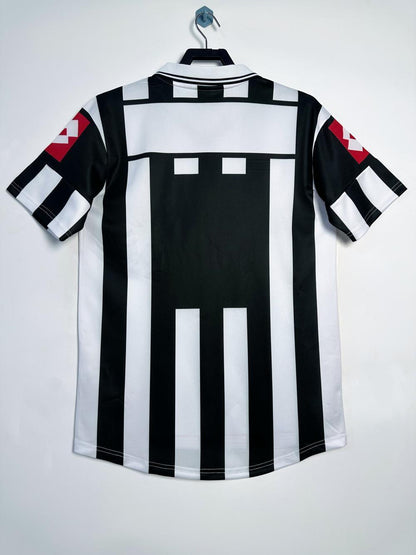 Man's Retro Jersey Juventus Team Home - 2001/02
