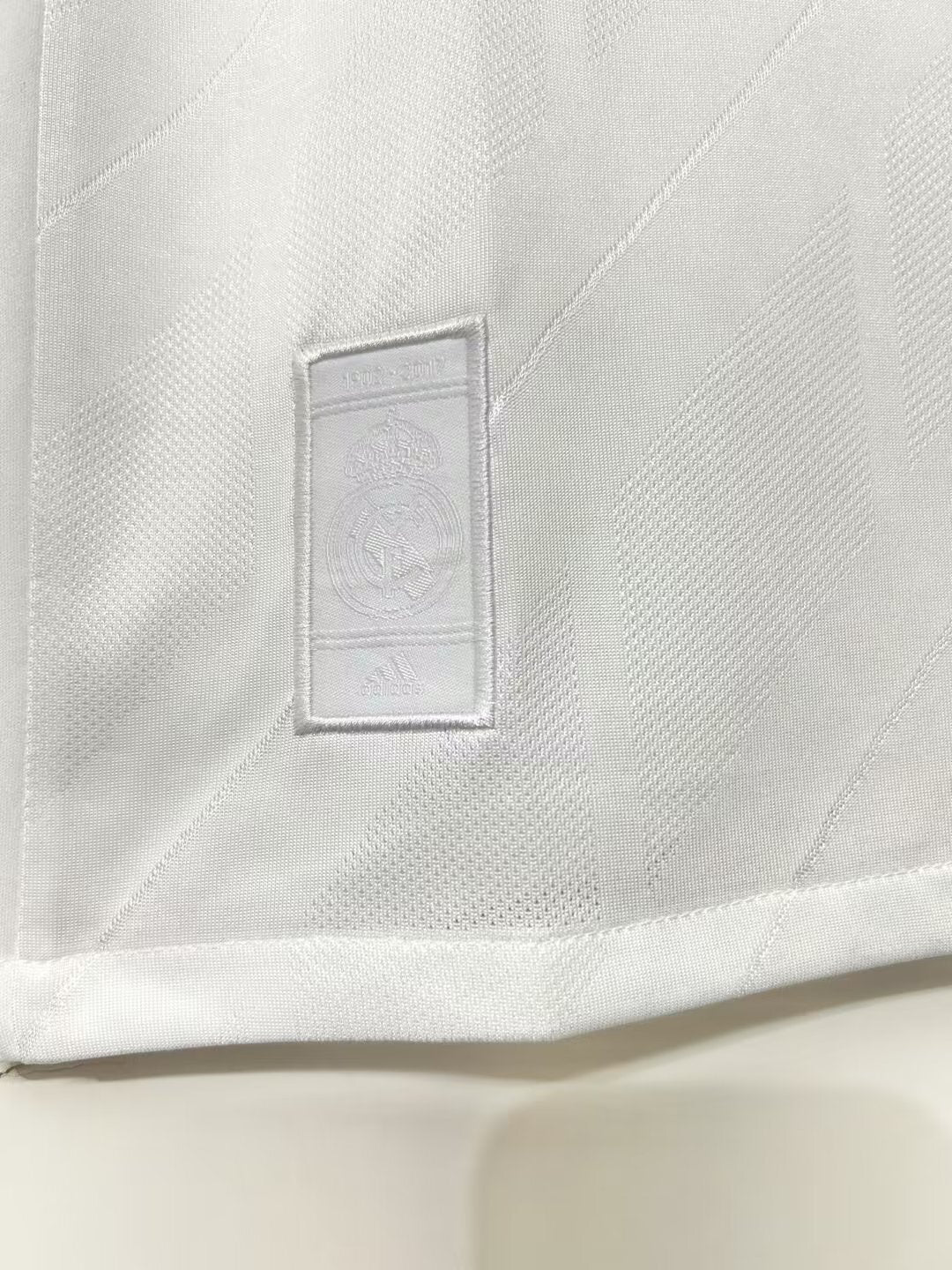 Man's Retro Long Sleeve Real Madrid Team - 2017/18