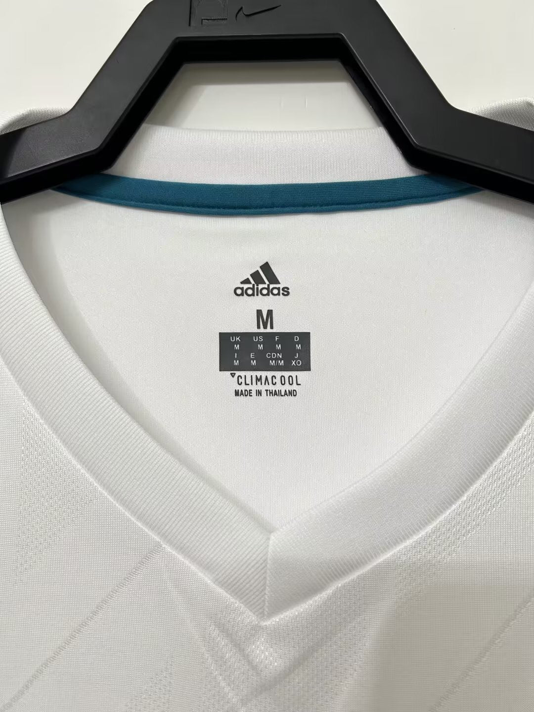 Man's Retro Long Sleeve Real Madrid Team - 2017/18