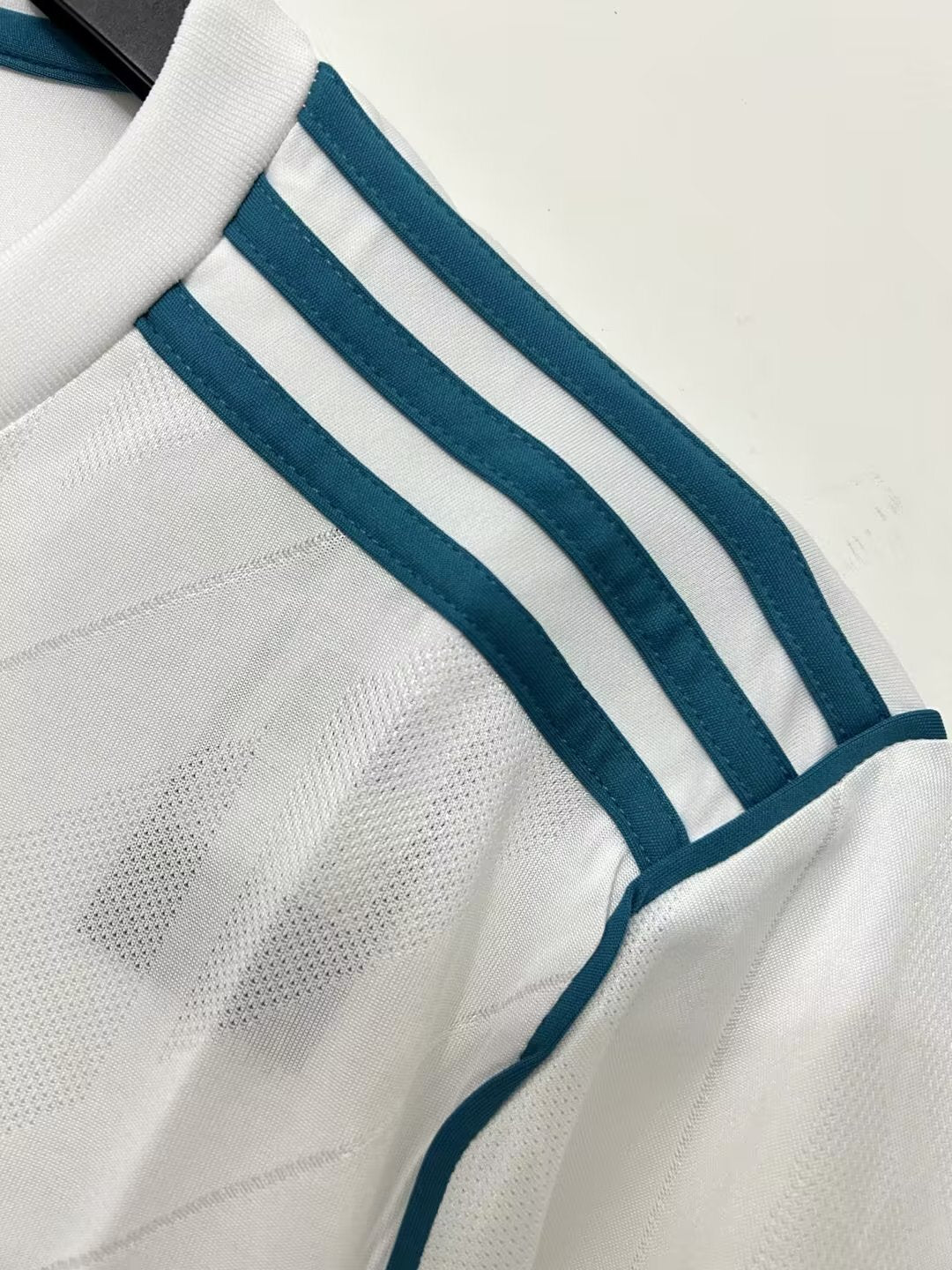 Man's Retro Long Sleeve Real Madrid Team - 2017/18