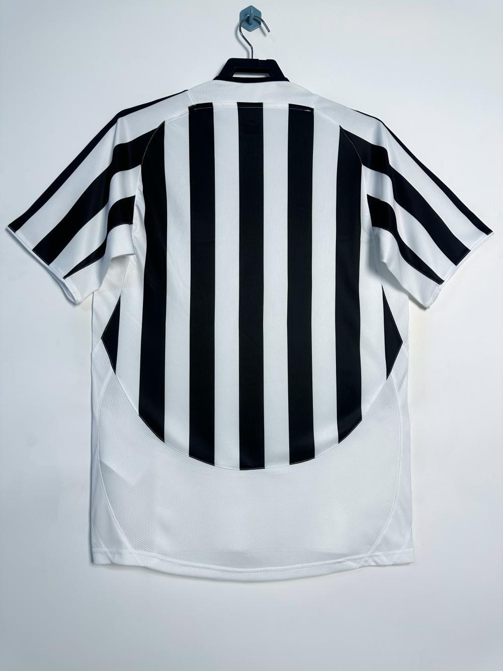 Man's Retro Jersey Juventus Team Home - 2003/04